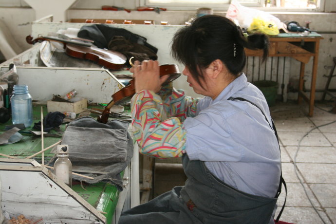 小提琴工藝：油漆 ，是經過幾十道工藝，細細的打磨，才成如今這樣子的